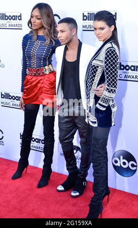 17. Mai 2015, Las Vegas, Nevada, USA: Jourdan Dunn, Olivier Rousteing und Kendall Jenner nehmen an den Billboard Music Awards 2015 Teil. (Bild: © Billy Bennight/ZUMA Wire) Stockfoto