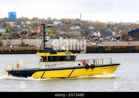 Saint John, NB, Kanada - 29. Oktober 2016: Das Hafenlotsenboot Captain A G Soppitt unterwegs im Hafen. Das Boot ist gelb, bedeckt Himmel. Stockfoto