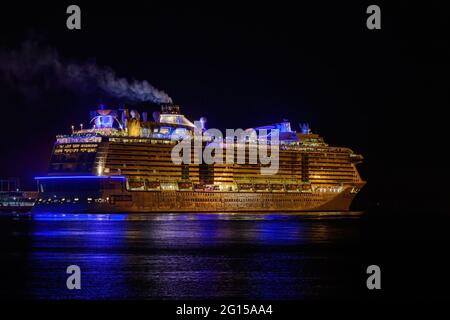 Saint John, NB, Kanada - 13. Oktober 2016: Das Schiff Anthem of the Seas verlässt den Hafen von Saint John in der Nacht. Licht wird im Wasser reflektiert. Stockfoto