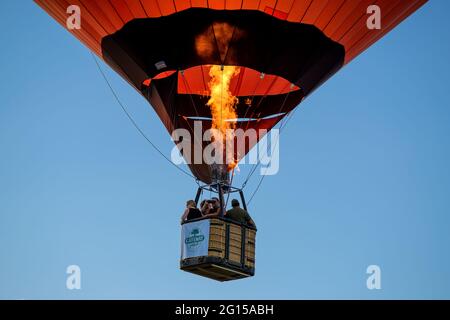 Sussex, NB, Kanada - 10. September 2016: Reiten in einem Heißluftballon in der Abenddämmerung, während des jährlichen Ballonfestivals. Flamme steigt in den Ballon. Stockfoto
