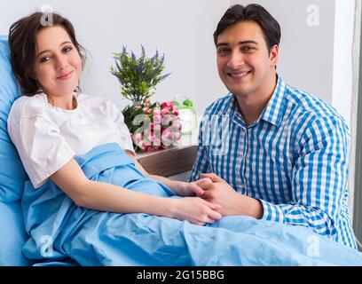 Die fürsorgliche liebevoller Ehemann besuchen schwangere Frau im Krankenhaus Stockfoto