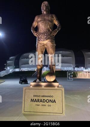 Santiago del Estero, Argentinien. Juni 2021. (INT) Statue von Diego Maradona vor dem Santiago del Estero Stadion. 4. Juni 2021, Santiago del Estero, Argentinien: Die argentinische Fußballnationalmannschaft zollte am Donnerstag (3) vor dem Stadion Madre de Ciudades in Santiago del Estero, Argentinien, die Statue von Diego Maradona, dem verstorbenen argentinischen Fußballspieler, Tribut und enthüllte sie vor ihrem WM-Qualifikationsspiel gegen Chile. Sie spielten mit einem Bild von Maradona auf ihren Trikots. Quelle: Mel Valle/Thenews2 Quelle: Mel Valle/TheNEWS2/ZUMA Wire/Alamy Live News Stockfoto