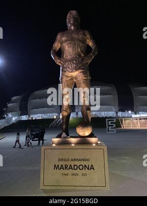 Santiago del Estero, Argentinien. Juni 2021. (INT) Statue von Diego Maradona vor dem Santiago del Estero Stadion. 4. Juni 2021, Santiago del Estero, Argentinien: Die argentinische Fußballnationalmannschaft zollte am Donnerstag (3) vor dem Stadion Madre de Ciudades in Santiago del Estero, Argentinien, die Statue von Diego Maradona, dem verstorbenen argentinischen Fußballspieler, Tribut und enthüllte sie vor ihrem WM-Qualifikationsspiel gegen Chile. Sie spielten mit einem Bild von Maradona auf ihren Trikots. Quelle: Mel Valle/Thenews2 Quelle: Mel Valle/TheNEWS2/ZUMA Wire/Alamy Live News Stockfoto