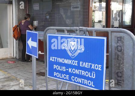 Nikosia, Nikosia. Juni 2021. Am 4. Juni 2021 ist eine Frau mit Gesichtsmaske am Kreuzungspunkt der Ledra Street, der Hauptdurchgangsstraße des alten Teils von Nikosia, Zypern, zu sehen. Zypern hat am Freitag alle neun Grenzübergänge in der Pufferzone, die die Insel trennt, wiedereröffnet, die seit Dezember 2020 als Maßnahme gegen die Ausbreitung von COVID-19 vollständig geschlossen wurde. Die Patienten müssen einen 7-tägigen negativen Antigen- oder PCR-Test sowie einen Personalausweis vorweisen. Quelle: George Christophorou/Xinhua/Alamy Live News Stockfoto
