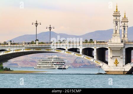 DALI, CHINA - JUN 25 : Fähre in den Hafen von Xiaguan (New Dali) . Der Erhai-See Erhai ist der zweitgrößte See seiner Art in China. Fähren zwischen Stockfoto