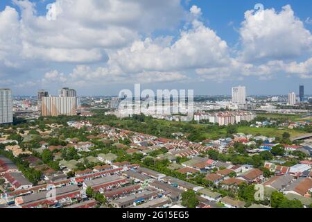 Luftaufnahme der Stadt von der fliegenden Drohne in Nonthaburi, Thailand, Draufsicht auf die Stadt Stockfoto