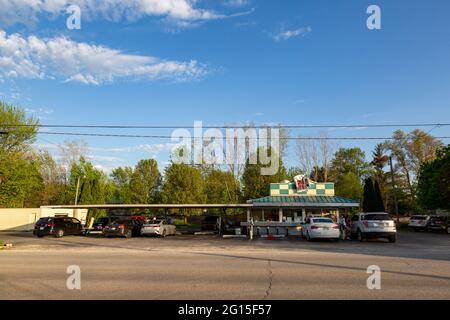 Autos, die am Root Beer Stand in Antwerpen, Ohio, USA, geparkt wurden. Stockfoto