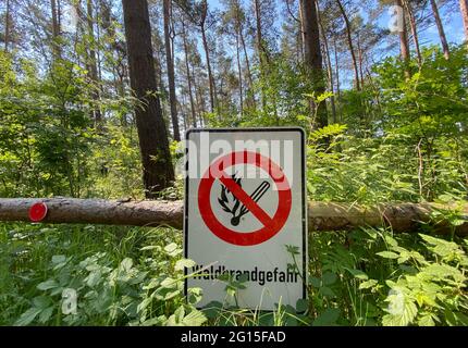 02. Juni 2021, Niedersachsen, Buchholz (aller): Im Heidekreis hängt ein Schild "Waldbrandgefahr" in einem Wald. Foto: Julian Stratenschulte/dpa Stockfoto