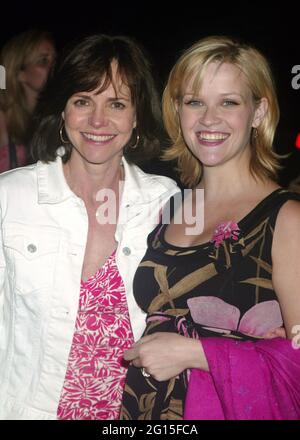 Sally Field und Reese Witherspoon nehmen am 28. Juni 2003 an der After-Party für „Legal Blonde 2: Red White & Blonde“ in Hampton Hall in Southampton, NY, Teil. Foto: Henry McGee/MediaPunch Stockfoto