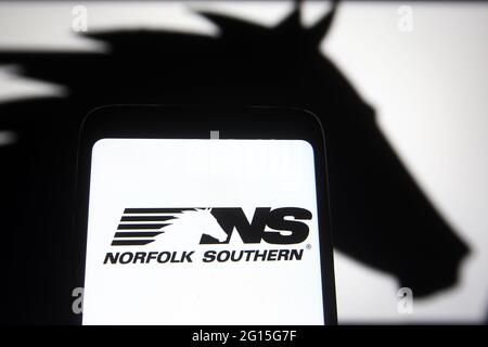 Ukraine. Juni 2021. In dieser Fotobilder ist das Logo von Norfolk Southern auf einem Smartphone-Bildschirm zu sehen. (Foto von Pavlo Gonchar/SOPA Images/Sipa USA) Quelle: SIPA USA/Alamy Live News Stockfoto