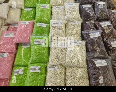 IPOH, MALAYSIA - 11. APRIL 2021: Sortenpakete von Sago zum Verkauf im Lebensmittelgeschäft in Ipoh während der Pandemie. Stockfoto