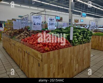 IPOH, MALAYSIA - 11. APRIL 2021: Gemüse zum Verkauf im Lebensmittelgeschäft in Ipoh während der Pandemie. Stockfoto