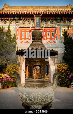 Eiserner Zensur und Eingangstor zum buddhistischen Kloster Po Lin, Lantau Island, Hongkong Stockfoto