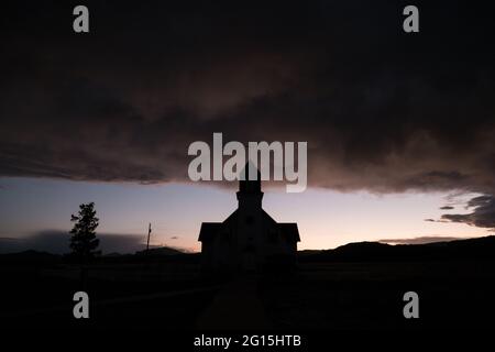 Capilla de San Juan Bautista, La Garita, Colorado, wurde in der Abenddämmerung gegen den Himmel geschildet Stockfoto