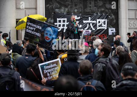 London, Großbritannien. Juni 2021. Ein Aktivist spricht während einer Mahnwache vor der chinesischen Botschaft in London.Demonstranten versammeln sich am 4. Juni zu einer Mahnwache vor der chinesischen Botschaft, um den 32. Jahrestag der Niederschlagung des Tiananmen-Platzes 1989 in Peking zu begehen. (Foto von May James, SOPA Images/Sipa USA) Quelle: SIPA USA/Alamy Live News Stockfoto