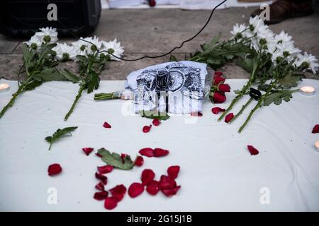 London, Großbritannien. Juni 2021. Während der Versammlung vor der chinesischen Botschaft in London werden Blumen aufgestellt.Demonstranten versammeln sich am 4. Juni zu einer Mahnwache vor der chinesischen Botschaft, um den 32. Jahrestag der Niederschlagung des Tiananmen-Platzes 1989 in Peking zu begehen. (Foto von May James, SOPA Images/Sipa USA) Quelle: SIPA USA/Alamy Live News Stockfoto