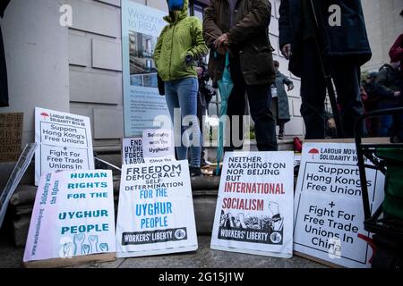 London, Großbritannien. Juni 2021. Plakate sind während der Versammlung vor der chinesischen Botschaft in London zu sehen.Demonstranten versammeln sich am 4. Juni zu einer Mahnwache vor der chinesischen Botschaft, um den 32. Jahrestag der Niederschlagung des Tiananmen-Platzes 1989 in Peking zu begehen. (Foto von May James, SOPA Images/Sipa USA) Quelle: SIPA USA/Alamy Live News Stockfoto