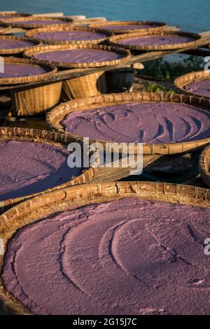 Garnelenpastentrocknung in Rattan-Schalen, Tao O, Lantau Island, Hongkong Stockfoto