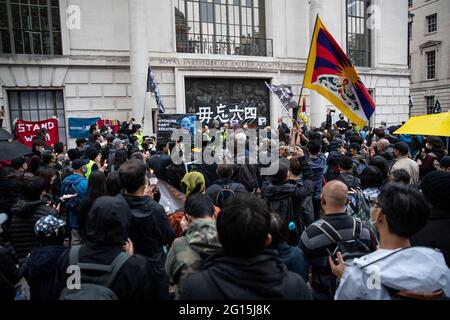 London, Großbritannien. Juni 2021. Demonstranten versammeln sich mit Fahnen und Spruchbändern vor der chinesischen Botschaft in London.die Demonstranten versammeln sich am 4. Juni zu einer Mahnwache vor der chinesischen Botschaft, um den 32. Jahrestag der Niederschlagung des Tiananmen-Platzes 1989 in Peking zu begehen. Kredit: SOPA Images Limited/Alamy Live Nachrichten Stockfoto