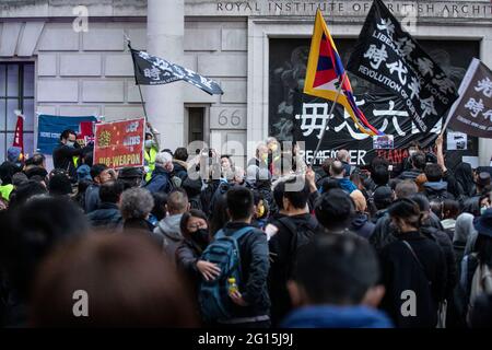 London, Großbritannien. Juni 2021. Vor der chinesischen Botschaft in London versammeln sich Menschen, die verbotene Hongkonger Protestflaggen „befreit Hongkong, Revolution unserer Zeit“ halten. Demonstranten versammeln sich am 4. Juni zu einer Mahnwache vor der chinesischen Botschaft, um den 32. Jahrestag der Niederschlagung des Tiananmen-Platzes 1989 in Peking zu begehen. Kredit: SOPA Images Limited/Alamy Live Nachrichten Stockfoto