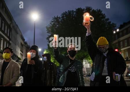 London, Großbritannien. Juni 2021. Demonstranten halten Kerzen bei einer Mahnwache vor der chinesischen Botschaft in London ab. Am 4. Juni versammeln sich Demonstranten vor der chinesischen Botschaft zu einer Mahnwache, um den 32. Jahrestag der Niederschlagung des Tiananmen-Platzes 1989 in Peking zu begehen. Kredit: SOPA Images Limited/Alamy Live Nachrichten Stockfoto