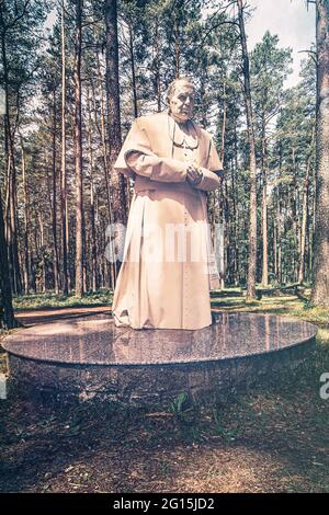 Monument Statue von Papst Johannes Paul 2. Religiöse Steinstatue in freier Wildbahn. Denkmal und Denkmal des Christentums. Stockfoto