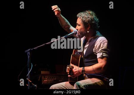 John Butler, preisgekrönter australischer Singer Songwriter, spielt 2021 ein Live-Konzert Stockfoto