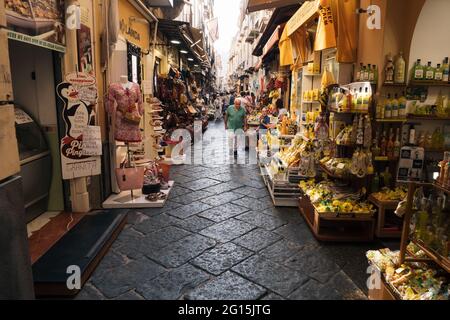 Sorrento, Italien - August 26 2020: Via San Cesareo mit touristischen Geschäften, die Limoncello in der Sommersaison verkaufen. Stockfoto