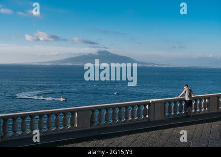 Sorrento, Kampanien, Italien - August 26 2020: Blick über die Bucht von Neapel mit dem Vesuv und dem Tyrrhenischen Meer. Stockfoto