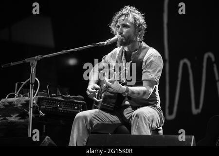 John Butler, preisgekrönter australischer Singer Songwriter, spielt 2021 ein Live-Konzert Stockfoto