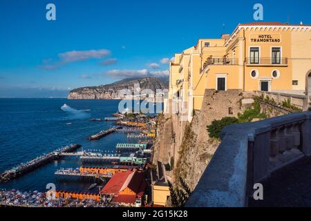 Sorrento, Kampanien, Italien - August 26 2020: Hotel Tramontano, in der Villa Strongoli Palace auf der Klippe mit Blick auf die Bucht von Neapel Stockfoto