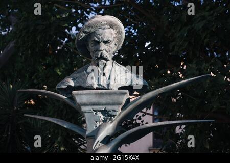 Sorrento, Kampanien, Italien - 26 2020. August: Denkmal des russischen Schriftstellers Maxim Gorki, Bronzestatue des berühmten Autors. Stockfoto