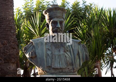 Sorrento, Kampanien, Italien - 26 2020. August: Bronzebust zu Ehren von Francesco Saverio Gargiulo im Park der Villa Communale. Stockfoto