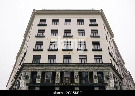Wien, Österreich - Dezember 19 2020: Das Looshaus oder das Loos Haus, ein Stadthaus des modernistischen Architekten Adolf Loos, das heute von der Raiffeisen Bank Wien genutzt wird. Stockfoto