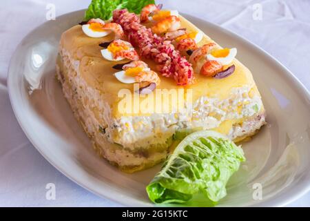 Causa Limena, ein typisches Gericht der peruanischen Küche, serviert mit Zwiebeln, Krebsen und Wachteleiern Stockfoto