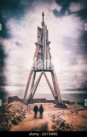 Das Kugelbake, ein hölzernes Leuchtfeuer, steht an der Mündung der Elbe. Weltkulturerbe des Waddenmeers in Cuxhaven an der deutschen Nordseeküste. Unwirklich. Stockfoto