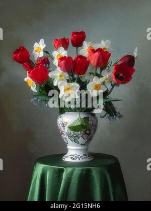 Stillleben mit herrlichen Blumenstrauß Stockfoto