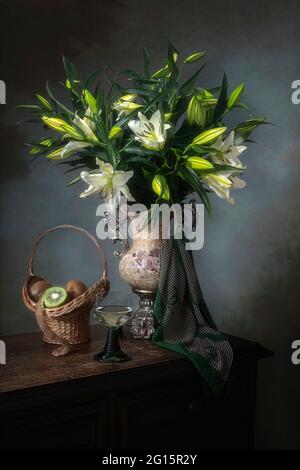 Stillleben mit Lilienblumen und Früchten Stockfoto