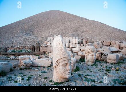 Alte Statuen auf dem Gipfel des Nemrut-Berges, Türkei. Der Mount Nemrut ist UNESCO-Weltkulturerbe. Adiyaman, Türkei Stockfoto