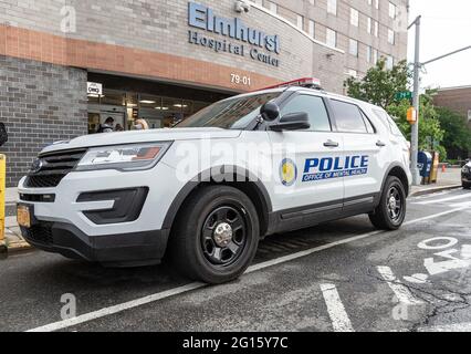 New York, USA. Juni 2021. Das Polizeiauto des New Yorker State Office of Mental Health wurde vor dem Elmhurst Krankenhaus geparkt. Das New York State Office of Mental Health Police ist eine Behörde, die Sicherheits- und Sicherheitsdienste anbietet, wenn psychische Gesundheit ein Problem ist. Seine Hauptzweck ist es, Personal und Patienten zu schützen und zu verhindern, dass Patienten entkommen sowie zu transportieren diese Patienten zu und von Gericht und anderen Büros der psychiatrischen Einrichtungen. (Foto von Lev Radin/Pacific Press) Quelle: Pacific Press Media Production Corp./Alamy Live News Stockfoto