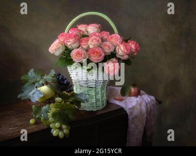 Stillleben mit schönen Bouquet von rosa Rosen und Früchten Stockfoto