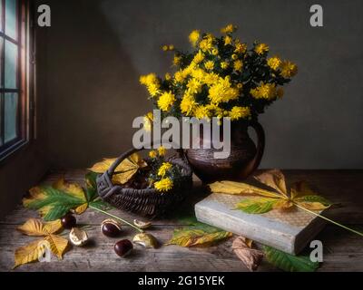 Stillleben im Herbst mit fallenden Blättern und Eberesche Stockfoto