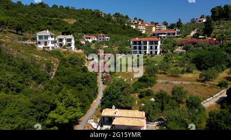 Luftpanorama über Stafylos im südlichen Teil der Insel Skopelos bei Sonnenuntergang, Sporaden, Magnesia, Griechenland. Stockfoto