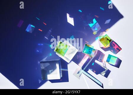 Abstrakter Hintergrund mit geometrischen Figuren aus Glas Prismen mit Lichtstreuung von Spektralfarben und komplexer Reflexion. Echtes Foto Stockfoto