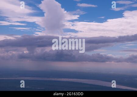 Luftaufnahme von Monsunregen und Sturmwolken über dem Mekong-Fluss, Kambodscha. Quelle: Kraig lieb Stockfoto