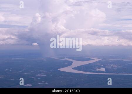 Luftaufnahme der Monsunregen & Wolkenbruch über den Mekong Fluss, Kambodscha. Credit: Kraig Lieb Stockfoto