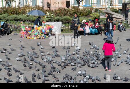 Junges Mädchen, das Tauben auf der Plaza Murillo, La Paz, Bolivien füttert Stockfoto