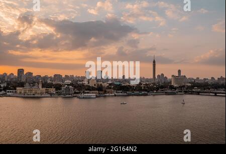 Luftaufnahme des Nils in Kairo, Ägypten bei Sonnenuntergang Stockfoto