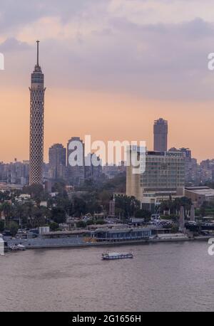 Luftpanorama bei Sonnenuntergang über der Innenstadt von Kairo und dem Nil vom Cairo Tower aus gesehen Stockfoto