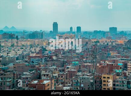 Panorama-Luftaufnahme der Innenstadt von Kairo, Ägypten von der Zitadelle von Kairo aus gesehen Stockfoto